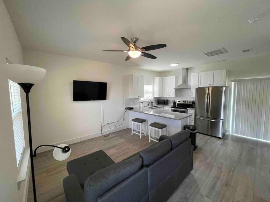 Charming 1 Bedroom Cottage Close To Dtown Nas Bchs Pensacola Exterior foto