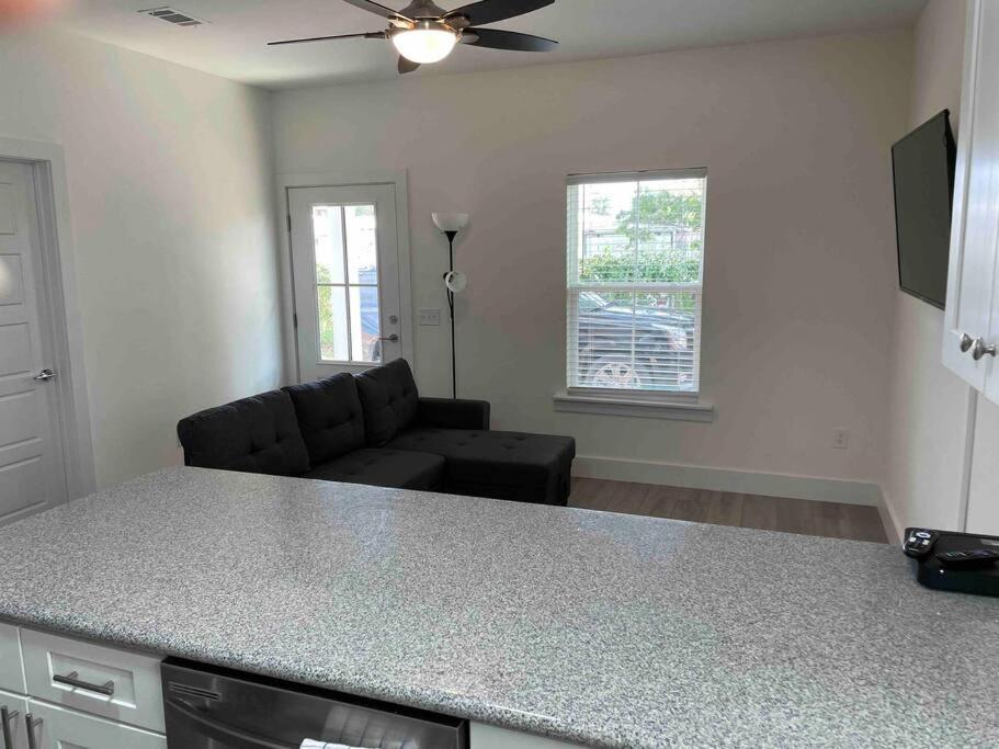 Charming 1 Bedroom Cottage Close To Dtown Nas Bchs Pensacola Exterior foto