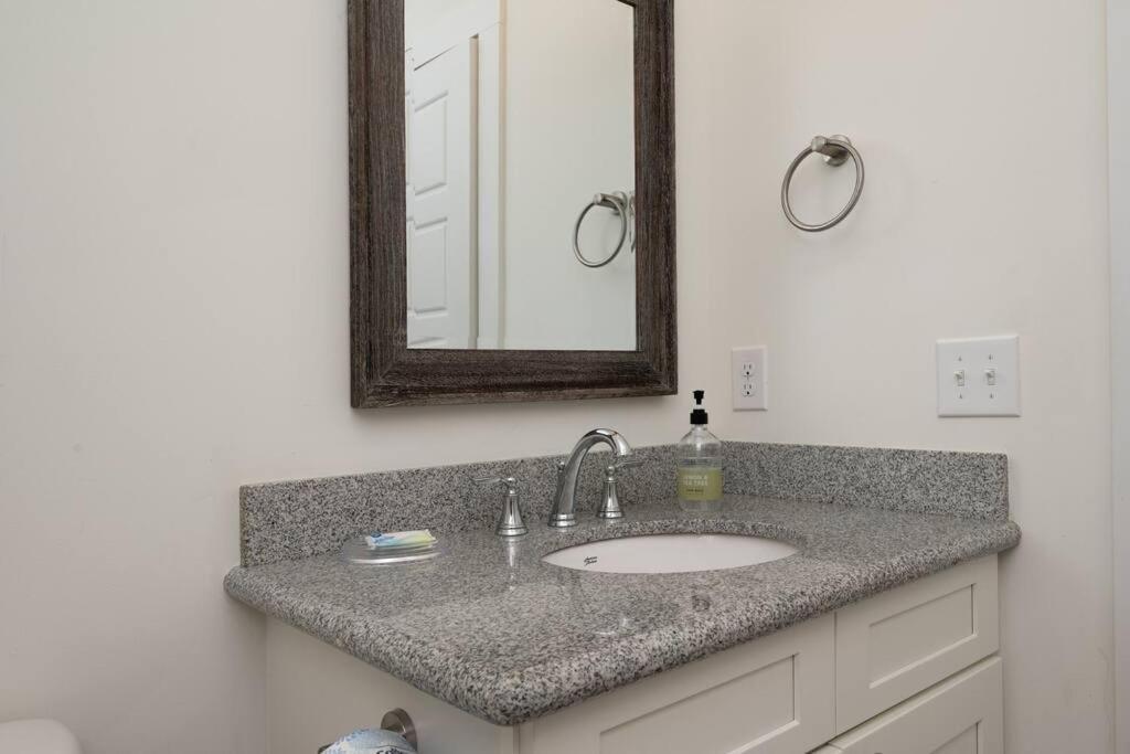 Charming 1 Bedroom Cottage Close To Dtown Nas Bchs Pensacola Exterior foto